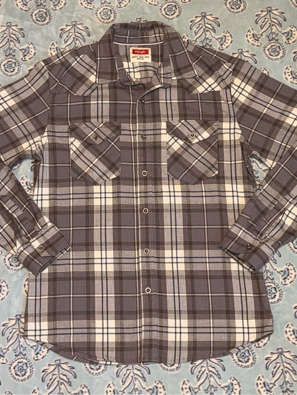 Wrangler Men's Gray and White Plaid Button-Down Shirt